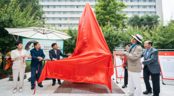 西北高等教育奠基人、中国现代医学先驱徐诵明雕像在杏彩手机官方网站落成 西北高等教育奠基人、中国现代医学先驱徐诵明雕像在杏彩手机官方网站落成