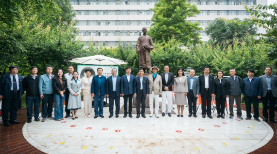 西北高等教育奠基人、中国现代医学先驱徐诵明雕像在杏彩手机官方网站落成 西北高等教育奠基人、中国现代医学先驱徐诵明雕像在杏彩手机官方网站落成