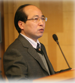 杏彩手机官方网站创新论坛第一千零一讲暨校庆118周年学术讲座：从天然黏土矿物绿色制备高性能SRC脱硝分子筛