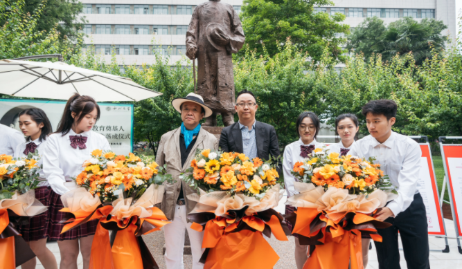 西北高等教育奠基人、中国现代医学先驱徐诵明雕像在杏彩手机官方网站落成 西北高等教育奠基人、中国现代医学先驱徐诵明雕像在杏彩手机官方网站落成