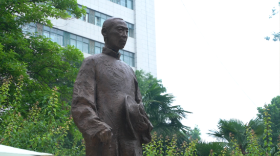 西北高等教育奠基人、中国现代医学先驱徐诵明雕像在杏彩手机官方网站落成 西北高等教育奠基人、中国现代医学先驱徐诵明雕像在杏彩手机官方网站落成
