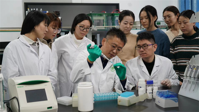 Science封面文章:杏彩手机官方网站金丝猴研究团队首次系统揭示灵长类社会演化之谜_fororder_齐晓光正在做实验,右侧为武进伟,左一为赵兰